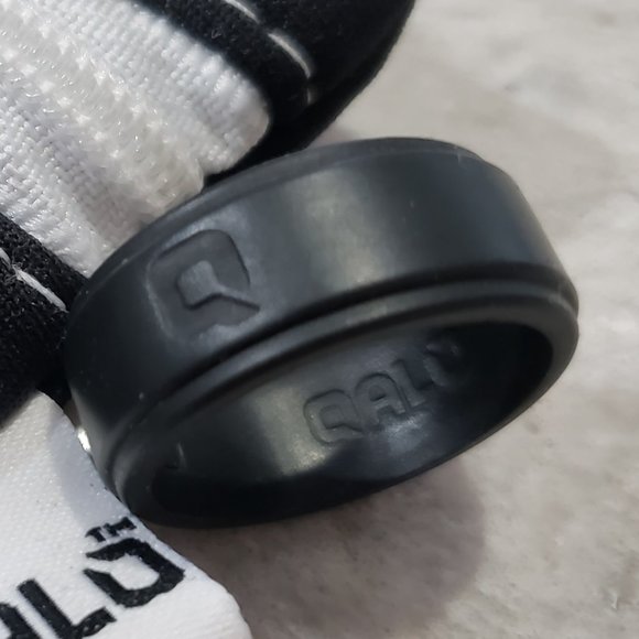 QALO Men's 'Step Edge' Black Silicone Band, Size 10 - Picture 5 of 5